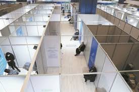 Αντίστροφη μέτρηση για τα «προνόμια» των εμβολιασμένων μεταξύ των προνομίων ή διευκολύνσεων που εξετάζονται είναι και η χορήγηση στους ιδιοκτήτες χώρων μαζικής αναψυχής ή εκδηλώσεων. Pronomia Se Emboliasmenoys Poies Epiloges Einai Sto Trapezi Pote Anamenontai Apofaseis Ta Nea