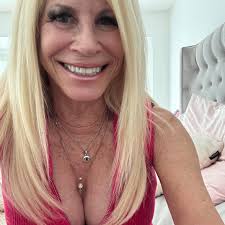 🔗: bit.ly/4apDJXj A teenager in Wisconsin has received her college degree  just six months after graduating high school. 📷️: WLUK-TV FOX 11/YouTube