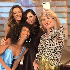 Saia justa é um programa de televisão exibido no canal por assinatura brasileiro gnt. Confira O Estilo Das Apresentadoras Da Nova Temporada Do Saia Justa Saia Justa Tais Araujo Programa Saia Justa