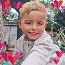 Boots sizes 4 to 10 Choice of 2 styles Only £1 a pair Need to go quickly