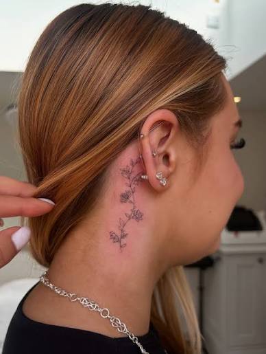 How gorgeous is this custom birth flower vine for Chloe 🌸 Behind the ear placement is just so cute (& the place where majority of my clients say is pain free🤩) #tattoo #
