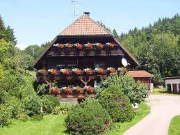 „jeder hof breitet vor sich das bunte, lustige schürzchen eines gartens aus und lehnt sich mit dem buckel gegen einen. Schwarzwaldhaus Hochenschwand Schwarzwald Tourismus Gmbh Unterkunfte