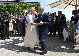 Karin Kneissl Fpo Aussenministerin Von Osterreich Tanzt Mit Wladimir Putin Prasident Von Russland Im Gasthaus Tscheppe Unter Starken Sicherheitsvorkehrunge Austrian Wedding Wedding Dance Bride