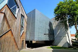 Like the cut off triangle of the felix nussbaum haus this section of the building has been docked on to the side of the cultural history museum. Felix Nussbaum Gesellschaft Osnabruck Felix Nussbaum Werk Leben