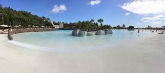 Vue Panoramique De La Piscine Geante Avec Plage De Sable Fin Plage Sable Piscine Piscine Plage