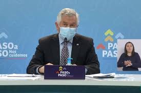 Le llegó el brazo de reina ayer?": Explican la curiosa salida de libreto  del ministro Paris en medio del informe del Minsal