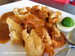 Sama seperti batagor, siomay pun disajikan bersama saus kacang yang cenderung manis, pedas dan gurih. Batagor Ihsan Makanmana