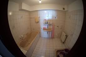 Der meisterbetrieb fliesen kalay in ampfing und mit lager in heldenstein im münchner osten im landkreis mühldorf ist spezialisiert auf verlegung von fliesen, platten, mosaik und naturstein sowie badsanierungen und reparaturen an fliesen und silikonfugen. Was Wird Das Kosten Das Bad Zu Erneuern Also Neue Fliesen Und Wasserleitungen Sanitaranlagen Badezimmer