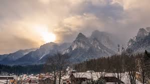 Mihai razvan pensiunea luminita buşteni de la 150 lei per noapte 8,2 foarte bine 201 evaluări we have chosen this location after many we have stayed already in our long journey through amazing romania. Busteni City In A Winter Afternoon 4k Desktop Wallpapers 3840x2160 Hd Image For Phones 1920x1080