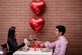 As toalhas das mesas podem conter detalhes especiais, como acabamentos rendados, por exemplo. Hoteis De Cuiaba Preparam Jantar Especial E Noite Romantica Para O Dia Dos Namorados O Livre