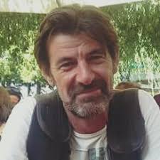 Scriind, privind in urma