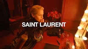 La musique de la pub yves saint laurent mon paris 2018 est le titre : Saint Laurent Summer Of 21 Youtube