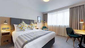 London gatwick international airport hotel guide. Holiday Inn Gatwick Airport