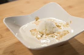 Postre Preparado Por Nicolas Rosario Helado De Vainilla Mezclado Con Chocolate Blanco Y Coco Derretido Junto A Un Aguacate Glaceado Desserts Food Ice Cream