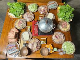 LÔ LÔ CHẢI: LẨU GÀ ĐEN & ĐỒ NƯỚNG "ĐỈNH CHÓP" 🍢🔥 ​Cái lạnh vùng cao tan biến hết khi quây quần bên bàn tiệc này: ​✨ Lẩu Gà Đen: Thịt gà