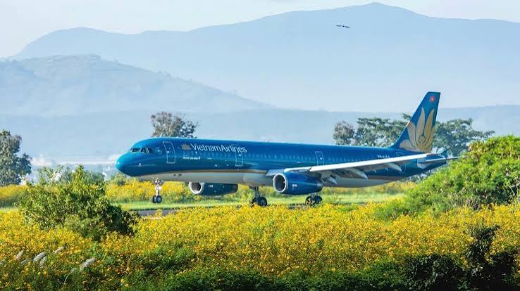 m&aacute;y bay cập bến s&acirc;n bay li&ecirc;n khương ở đ&agrave; lạt