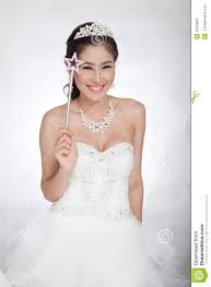 Jetzt heißt es die passenden hochzeitskleider auszusuchen bzw. Schone Asiatische Frau Des Portrats Im Weissen Hochzeitskleid Mit Feenhaftem Zepter Mit Engel Beflugelt Stockfoto Bild Von Erwachsener Frau 43523800