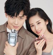 A group photo of Fu Xinbo and his wife Yinger's friend Jing Boran, Li  Yifeng, Wu Zun, Zhou Yimin, and Wei Chen