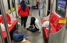 Kemalangan pertama kali berlaku sepanjang aku hidup dan juga pertama kali dalam sejarah lrt beroperasi. Insiden Dua Tren Lrt Laluan Kelana Jaya Penumpang Cedera