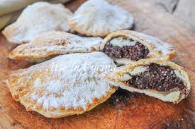 Versare la purea di ceci ottenuta in una ciotola, aggiungere il miele, le mandorle tritate, il. Calzoncelli Dolci Natalizi Pugliesi Alle Castagne