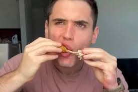 Influencer faz sucesso experimentando as últimas refeições de presidiários  no corredor da morte