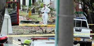 Equipos de rescate y fuerzas de seguridad realizan labores frente en la escuela de cadetes general santander, en bogotá, colombia, donde se registró la explosión. Atentado Bogota Diez Muertos Por Un Coche Bomba