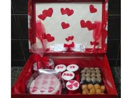 Caixa Surpresa De Aniversario De Namoro Festa Na Caixa Um Presente Diferente E Cheio De Amor Festa Na Caixa Namorados Cesta Para Namorado Caixa De Amor