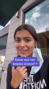 Menina Que Experimenta Açaí Que Ir