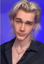 𝖇𝖗𝖔𝖉𝖎𝖊 𝖒𝖆𝖓𝖓 (@brodiemxnn)’s video of the book is upside down  princess scene