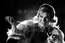 En légende d'une photo sur laquelle on voit muriel robin embrasser la main de la nonagénaire, l'épouse d'anne le nen a écrit : Line Renaud French Singer In Las Vegas March 1969 Laf13779 15 Jpg Jean Pierre Laffont