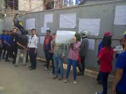 Triplek jenis itu mempunyai ciri khas yang lebih lunak dan pada umumnya berbahan dasar dari kayu albasia yang mudah ditemukan di daerah jawa barat. Detak Banten Tuntut Hak Normatif Buruh Pabrik Triplek Gelar Aksi Mogok