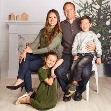 Will You Be Home For The Holidays Refresh Your Family Photography With This Limited Time Offer T Family Portrait Poses Family Studio Photography Family Posing