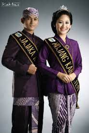 Adat istiadat suku sunda, suku sunda ini merupakan salah satu suku sunda yang sangat kaya dengan adat dan istiadat suku tersebut. 7 Nama Pakaian Adat Jawa Barat Gambar Dan Penjelasannya Silontong