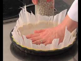 Technique De Cuisine Cuire A Blanc Un Fond De Tarte Youtube