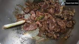 Sate ayam biasanya dihidangkan dengan bumbu kacang, sementara sate kambing dihidangkan dengan kecap manis ditambah irisan bawang merah. Daging Kambing Goreng Asem Oseng2 Daging Kambing Youtube