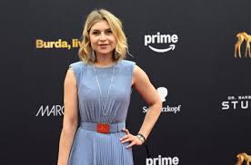 "Ich werde sie nicht kopieren": Marisa Burgers Nachfolge spricht über ihre Rolle bei den "Rosenheim-Cops"