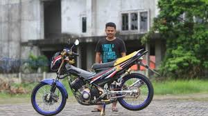 Gaya modifikasi motor satria fu ini sangat digemari karena pemilik dapat mengeksplore kreasi mereka tanpa batas dengan memadupadankan aneka warna yang cantik sesuai dengan selera. Modif Satria Dengan Konsep Thailook Style Tribun Pontianak