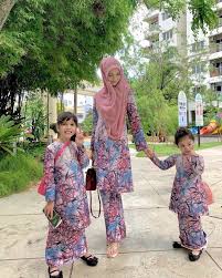 Anak mami nasi kandaq merupakan sebuah filem komedi yang diarahkan oleh prof. Biodata Dan Latar Belakang Pelakon Faezah Elai Iluminasi