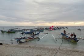 Jarak pantai tersebut dapat ditempuh sekitar 5 jam dari kota bengkulu dan 3 jam dari kota manna. Nelayan Pantai Laguna