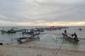 Perahu nelayan yang terparkir di pinggir pantai laguna. Nelayan Pantai Laguna Antara News Bengkulu