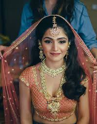 If you are looking for indian wedding hairstyles for medium hair that will suit you best, then, we have got some trending hairstyles for you! 5 Indian Bridal Hairstyles For Wedding Bewakoof Blog
