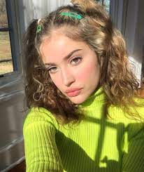 This 90s Hair Accessory Is Making A Huge Comeback Major Mag 90s Hairstyles Clip Hairstyles Aesthetic Hairstyles
