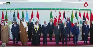 ‫القادة العرب يلتقطون صورة تذكارية قبل انطلاق القمة العربية الطارئة |  القاهرة الاخبارية‬‎