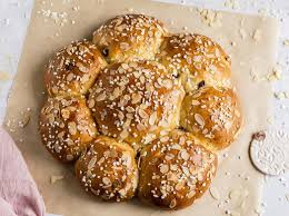 Hefe Nusszopf Omas Hefezopf Mit Fullung Die Besten Backrezepte Mit Gelinggarantie Rezept In 2020 Dreikonigskuchen Hefezopf Einfach Backen