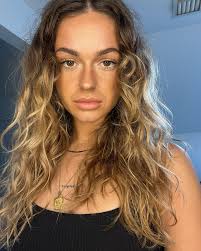 Holly Wayman's Instagram, Twitter & Facebook