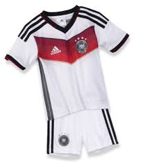 Alle vier jahre läuft somit die deutsche fußballnationalmannschaft mit einem neuen trikot auf. Dfb Kinder Trikots Dfb Baby Trikot 2020 Mit Eigenem Namen