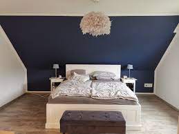 Schlafzimmer dachschrage farblich gestalten in 2019 haus. Schlafzimmer In Dunkel Blau Blaues Schlafzimmer Dunkelblaues Schlafzimmer Schlafzimmer Dachschrage