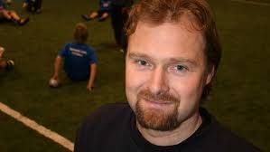 Totto mener Simon Larsen bør velge Start