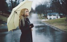 صور فتاة تحت المطر الشتاء وحب البنات للشتاء حنان خجولة