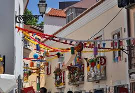 Não se deixem enganar pela ideia de que é desinteressante consumir produtos de. Lisbon Carnival The Festas Dos Santos Populares